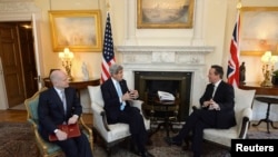 Menlu AS John Kerry (tengah) bertemu dengan PM Inggris David Cameron (kanan) dan Menlu Inggris William Hague di kediaman PM Cameron di London (14/3).