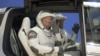 Astronot NASA Douglas Hurley (kiri) dan Robert Behnken, mengenakan pakaian antariksa SpaceX, dalam gladi resik menjelang peluncuran misi Demo-2, di Pusat Antariksa Kennedy, 23 Mei 2020. (Foto: dok).