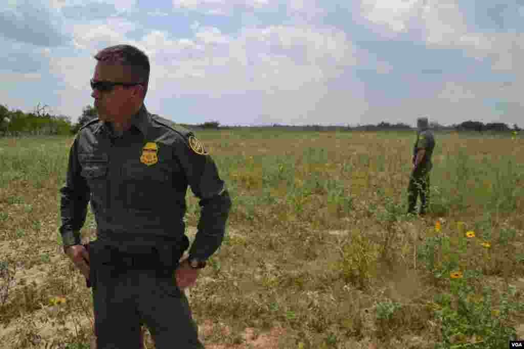 Agentes de la patrulla fronteriza vigilan el desierto. [Foto: Ramon Taylor, VOA].