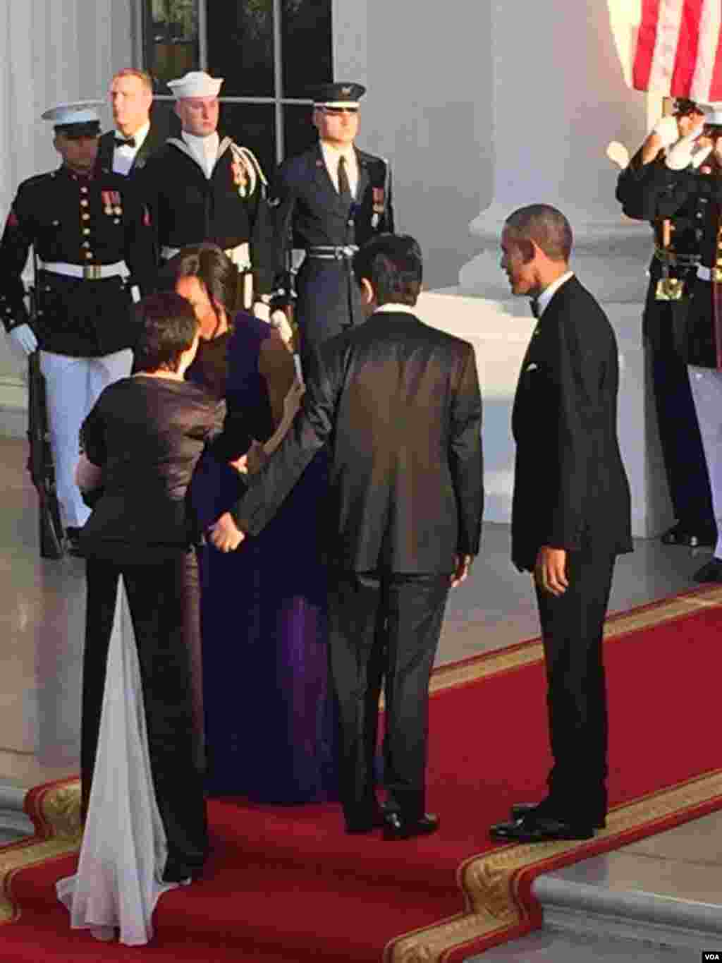 安倍昭惠先和米歇尔亲密招呼，然后与奥巴马总统礼貌亲吻脸颊。（美国之音张蓉湘拍摄）
