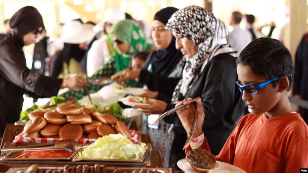 Menu makanan halal disiapkan bagi para keluarga muslim dalam kapal pesiar 'Salaam Cruise' (courtesy photo).