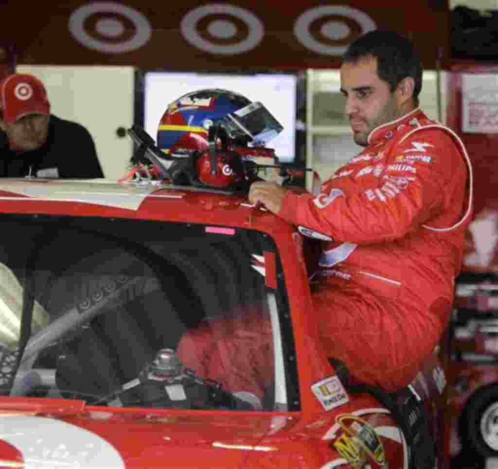 Juan Pablo Montoya en el garaje poco antes de una práctica.