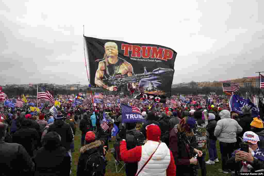 Apoiantes do Presidente Donald Trump participam em comício de Trump contra a confirmação dos votos do colégio eleitoral a ter lugar no capitólio, em Washington DC, 6 de Janeiro 2021