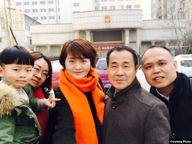 王峭岭(左起)、李文足、程海律师、余文生律师2月27日再赴天津被拒会见(网络图片)