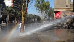 Las fuerzas de seguridas tratan de controlar a los manifestantes en Chile con chorros de agua el 27 de noviembre de 2019.