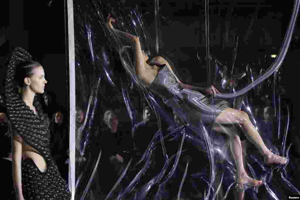 A model presents a creation of designer Iris van Herpen as part of her Fall/Winter 2014-2015 women's ready-to-wear collection during Paris Fashion Week, France, March 4, 2014.