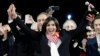 Anne Hidalgo,sorri ao ser anunciado que ganhara no domingo a Camara de Paris 