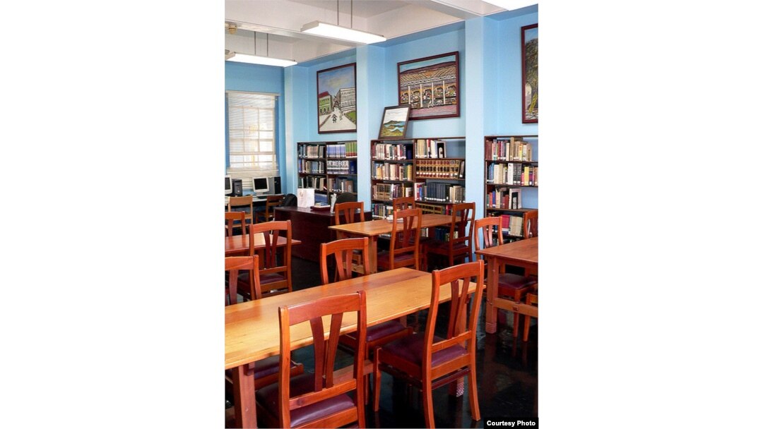 You don't see e-books on the shelves of this modern public library, but it's a good bet you'll find some elsewhere in that branch. (viasta2, Flickr Creative Commons)
