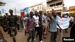 Des partisans de l'opposition brandissent des pancartes lors d'une manifestation à Bamako, au Mali, le 11 août 2018. REUTERS / Luc Gnago - RC1F5FAB3060