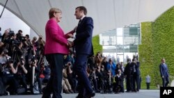 Nemačka kancelarka Angela Merel i novi francuski predsednik Emanuel Makron tokom susreta u Berlinu, 15. maj 2017.