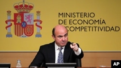 Spain's Economy Minister Luis de Guindos gestures during a news conference at the Ministry of Economy and Competitiveness in Madrid, Spain, June 9, 2012.