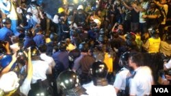 數千香港學生市民在金鐘聚會與警方對峙 (美國之音海彥 拍攝) 