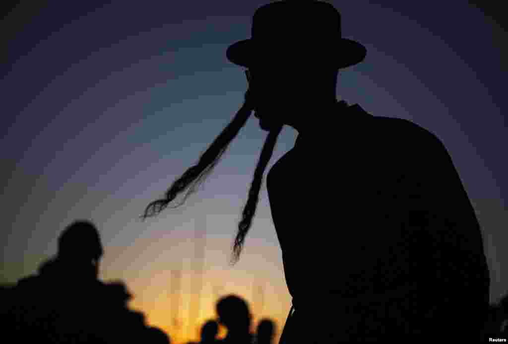An ultra-Orthodox Jewish man takes part in the Tashlich ritual on September 24, 2012, ahead of Yom Kippur, the Jewish Day of Atonement, which starts at sundown Tuesday. 