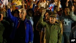 رائول کاسترو رئیس جمهوری کوبا (راست) در کنار میگوئل دیاز کانل معاون اول او در مراسمی در هاوانا - آرشیو