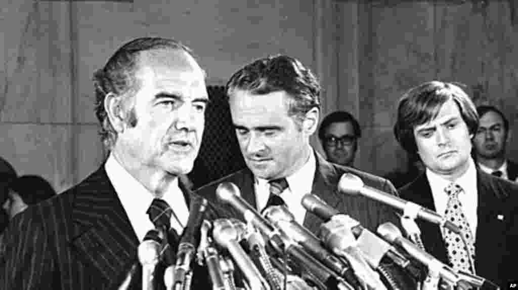 ທ່ານ George McGovern ທີ່ລົງສະໝັກເລືອກຕັ້ງ ໂດຍເປັນຄູ່ແຂ່ງຂອງປະທານາທິບໍດີ Richard Nixon ໃນເວທີຕໍ່ຕ້ານສົງຄາມຫວຽດນາມ ໃນປີ 1972. 