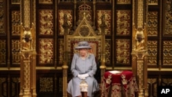 La reine britannique Elizabeth II prononce un discours à la Chambre des Lords lors de l'ouverture officielle du Parlement au palais de Westminster à Londres, le mardi 11 mai 2021 (Crédit: Chris Jackson / Pool via AP)