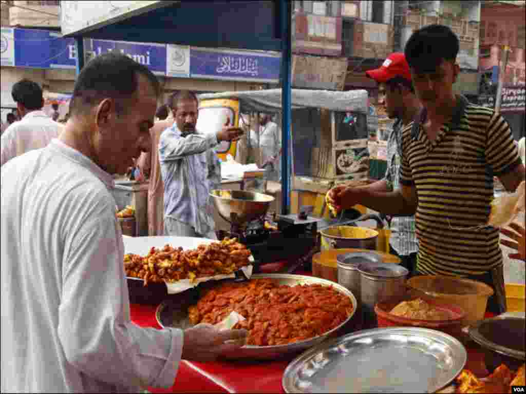 کراچی: مختلف کھانے پینے کی اشیا سمیت فرائی مچھلی بھی فروخت ہورہی ہے