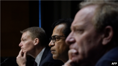 Nga e majta, drejtori i kompanisë FireEye, Kevin Mandia; drejtori i kompanisë SolarWinds, Sudhakar Ramakrishna; dhe presidenti i kompanisë Microsoft, Brad Smith gjatë dëshmisë në Senat