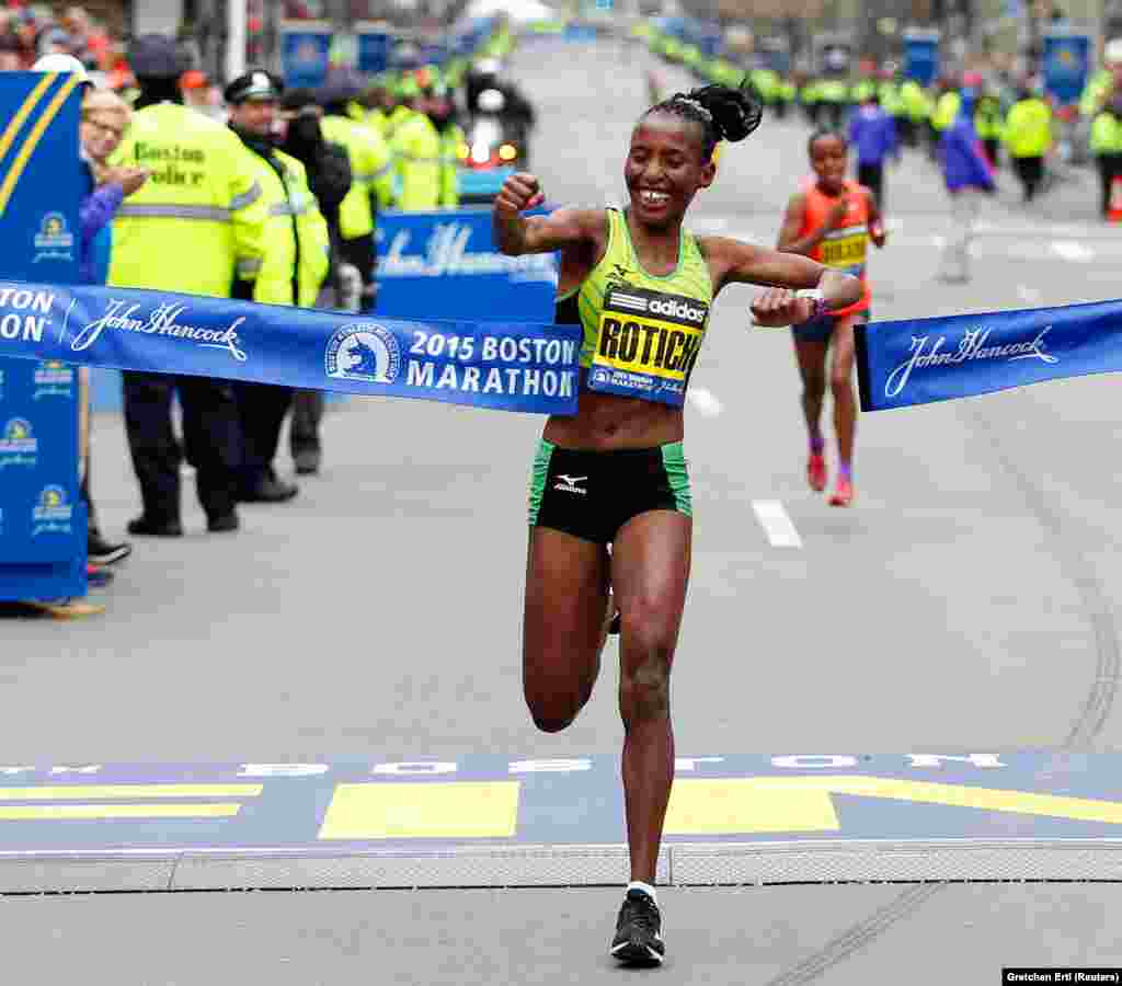 Caroline Rotich dari Kenya melewati garis akhir untuk memenangkan kategori perempuan Boston Marathon 2015 di Boston, Massachusetts, USA.