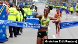 20일 열린 미국 보스턴 국제 마라톤 대회에서 여자 우승자인 케냐의 캐롤라인 로티치 선수가 결승선을 통과하고 있다.