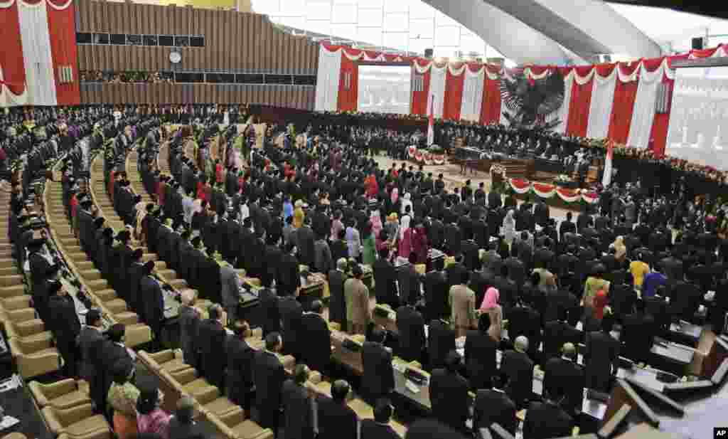 Members of the parliament raise and sing the national anthem during the inauguration ceremony of Indonesian President Joko Widodo in Jakarta, Indonesia, Oct. 20, 2014.