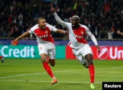 L'AS Monaco Tiemoue Bakayoko fête le 3e but avec Kylian Mbappe-Lottin, lors du match contre Manchester City, le 15 mars 2017.