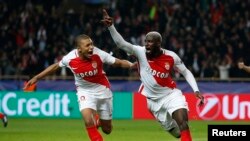 L'AS Monaco Tiemoue Bakayoko fête le 3e but avec Kylian Mbappe-Lottin, lors du match contre Manchester City, le 15 mars 2017.