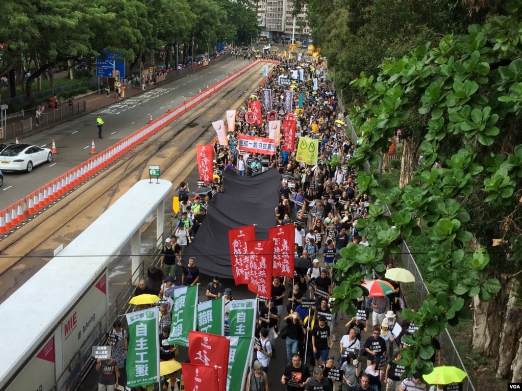 香港幾十個政黨和團體在中國十一國慶當天下午，舉行反威權大遊行，抗議政治打壓，要求律政司司長袁國強下台。 數以萬計的港人走上街頭，表達反對他們看來的來自北京和香港特區政府的威權打壓。