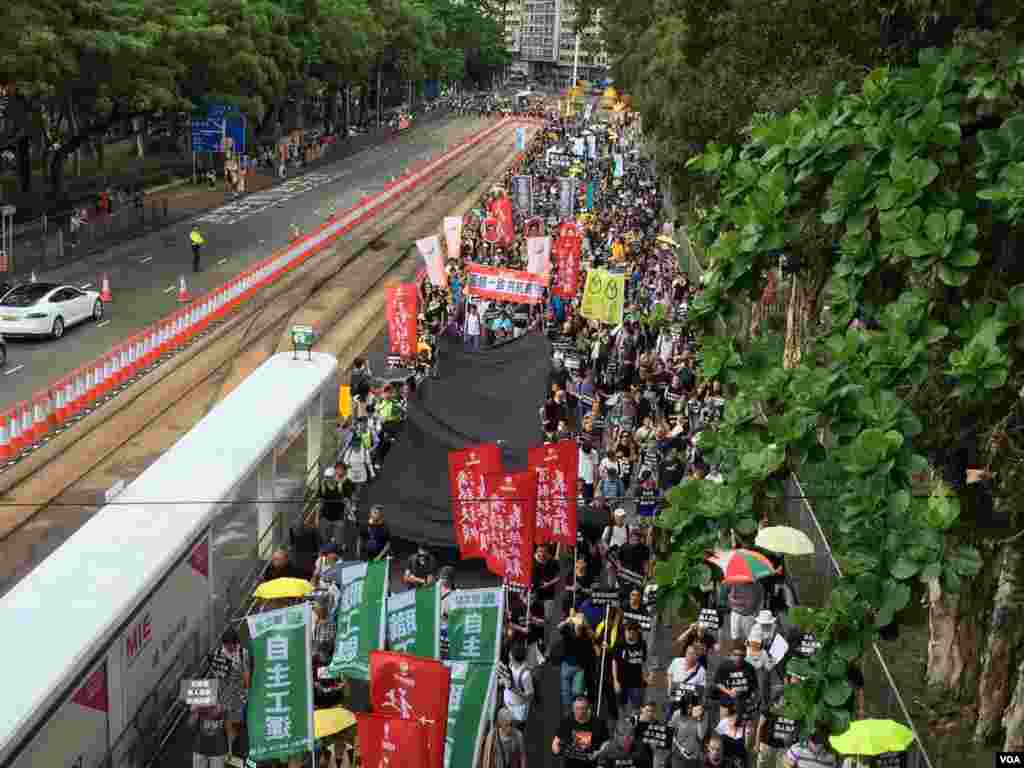 香港幾十個政黨和團體在中國十一國慶當天下午，舉行反威權大遊行，抗議政治打壓，要求律政司司長袁國強下台。數以萬計的港人走上街頭，表達反對他們看來的來自北京和香港特區政府的威權打壓。