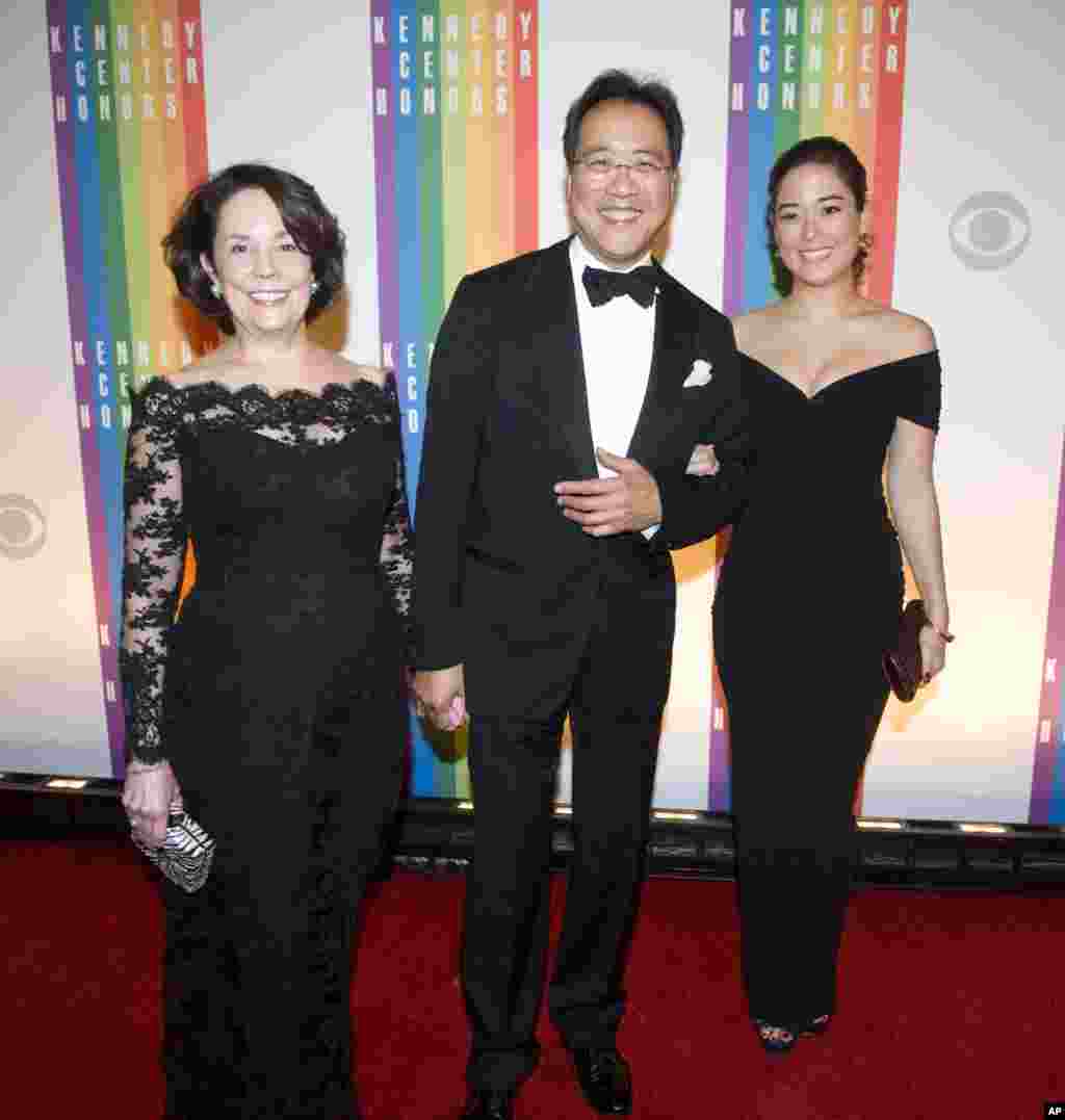 Yo-Yo Ma, y su esposa Jill Horner,junto a su hija Emily Ma, llegan al centro de las artes del Kennedy Center la noche de la premiaci&oacute;n.&nbsp; 