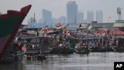 Desa nelayan di Teluk Jakarta di Jakarta, Selasa, 19 Oktober 2021. (AP Photo/Achmad Ibrahim)