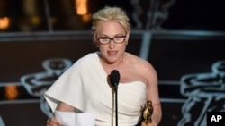 Patricia Arquette menerima penghargaan untuk pemeran pembantu perempuan untuk film “Boyhood” di acara Oscars pada hari Minggu, 22 Februari 2015, di Dolby Theatre di Los Angeles.