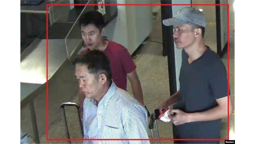 리재남(앞)과 홍송학(뒤), 리지현(오른쪽) 등 김정남 피살 사건 용의자 3명의 모습. 말레이시아 경찰이 19일 공개한 사진이다.