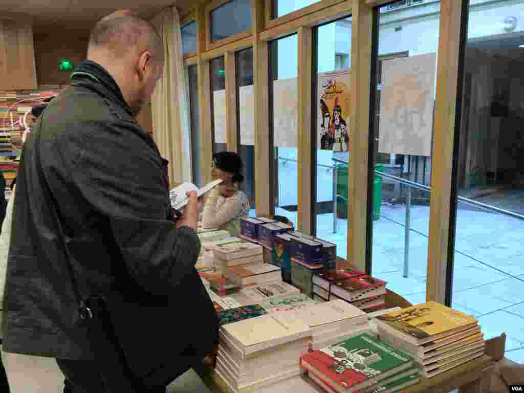 تور نمایشگاه کتاب تهران-بدون سانسور در روزهای ۹ و ۱۰ می، میزبان فارسی زبانان ساکن پاریس بود.