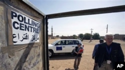 Unidentified observers of the European Union Election Observation Mission for the Southern Sudan Referendum arrive at a polling center in the city of Um Durman, Sudan, 10 Jan 2011