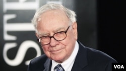 Warren Buffett, qui a donné une voiture, le produit de la vente devant être reversé à une ONG (VOA)