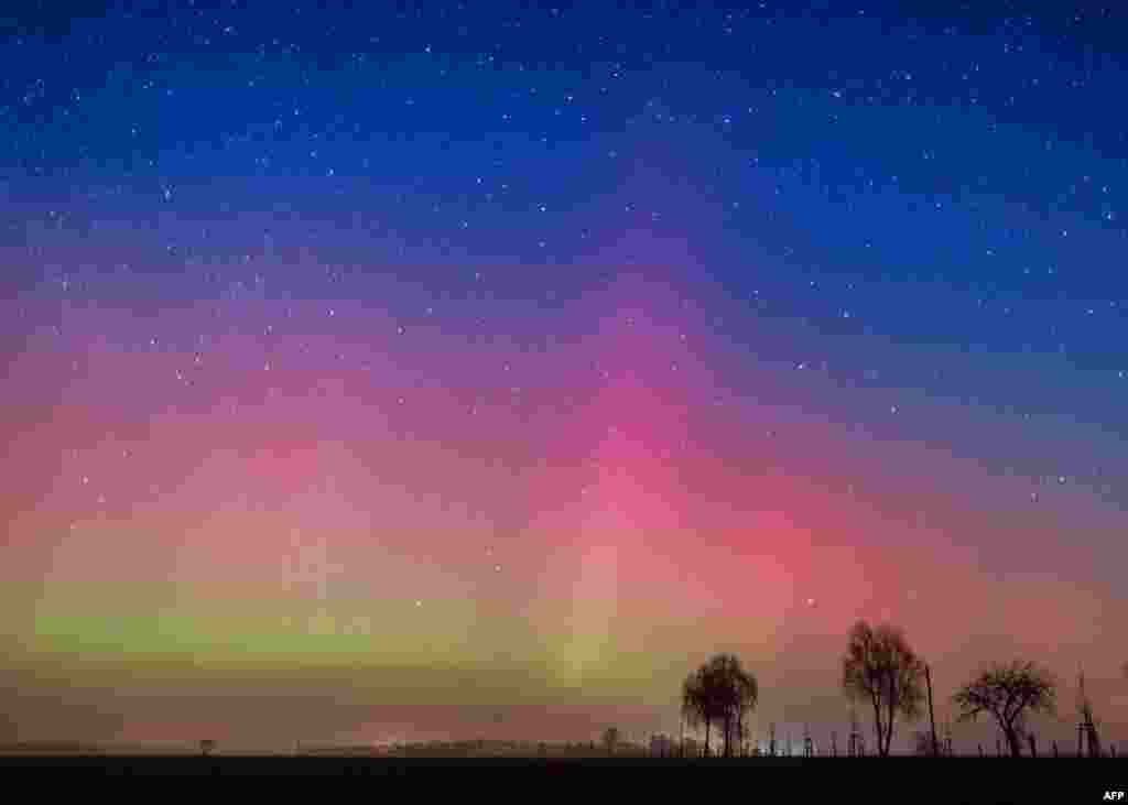 Cực quang Aurora borealis trong đêm ngày 6 tháng 3, 2016 ở Lietzen, gần Brandenburg, miền đông nước Đức.