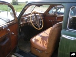 Note the window crank on the driver's-side door of this 1946 DeSoto. No automatic up-down button. No digital control. If you wanted air, you had to roll down the window yourself.