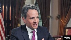 Menteri Keuangan Timothy Geithner akhir-akhir ini kerap tampil di televisi untuk berbicara mengenai plafon utang AS.