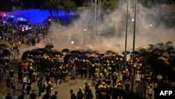 香港警察2019年7月2日向香港政府總部附近的示威者發射催淚氣體。