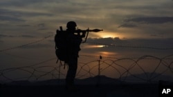 A Pakistani border security guard stands alert at Pakistan-Afghanistan border post, Chaman in Pakistan, May 5, 2017. 