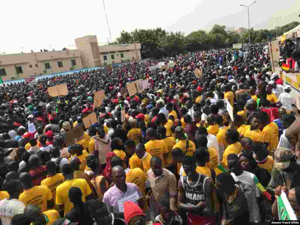 Thousands of opposition militants marched, Friday, May 8, 2018. Photo VOA Kassim Traoré.