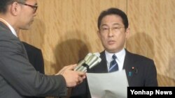 기시다 후미오 일본 외무상이 3일 외무성에서 기자회견을 열어 가미네 야스마사 주한 일본대사 귀임 결정을 발표하고 있다. 