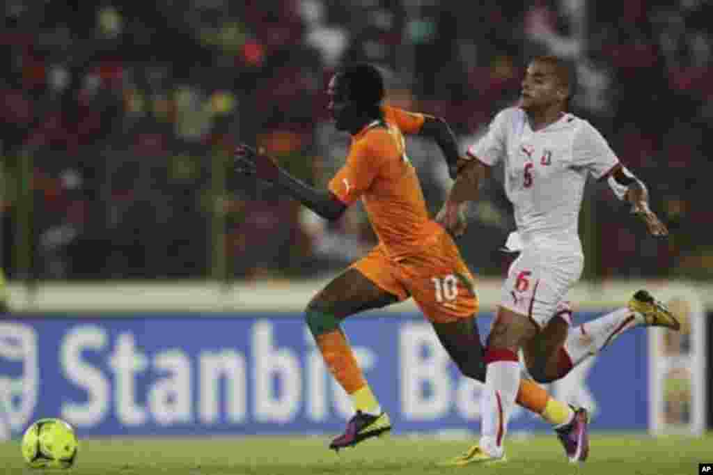 Yao Kouassi Gervinho (L) of Ivory Coast fights for the ball with Juvenal Edjogo-Owono Montalban of Equatorial Guinea during their quarter-final match at the African Nations Cup soccer tournament in Malabo February 4, 2012.