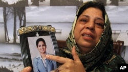한 파키스탄 여성이 이슬람 최대 연례 행사인 사우디 아라비아 하지 성지 순례에 참가했다 실종된 딸의 사진을 보여주고 있다. 