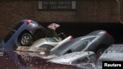Mobil-mobil di kawasan Manhattan, New York bergelimpangan dan terendam oleh air banjir hari Selasa (30/10).