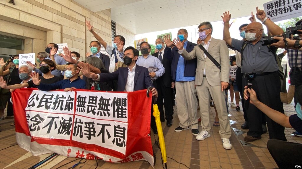 香港15名民主派知名人士因参与反送中运动游行示威，被控非法集会等罪名5月18日首次提堂，大批支持者到法庭外声援 (美国之音/汤惠芸)