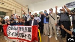 香港15名民主派知名人士因參與反送中運動遊行示威，被控非法集會等罪名5月18日首次提堂，大批支持者到法庭外聲援(美國之音/湯惠芸)