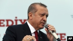 Le président Recep Turquie Tayyip Erdogan s'adresse à ses partisans lors d'une cérémonie d'ouverture à Istanbul, le vendredi 6 mai 2016. (Basin Bulbul, Presidential Press Service, Pool via AP)