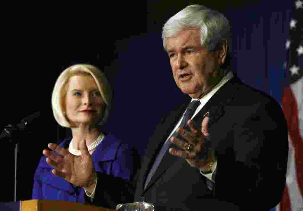 Bakal calon presiden Partai Republik Newt Gingrich didampingi istrinya, Callista, berbicara di sebuah acara kampanye di Columbus, Ohio (7/2) (REUTERS).